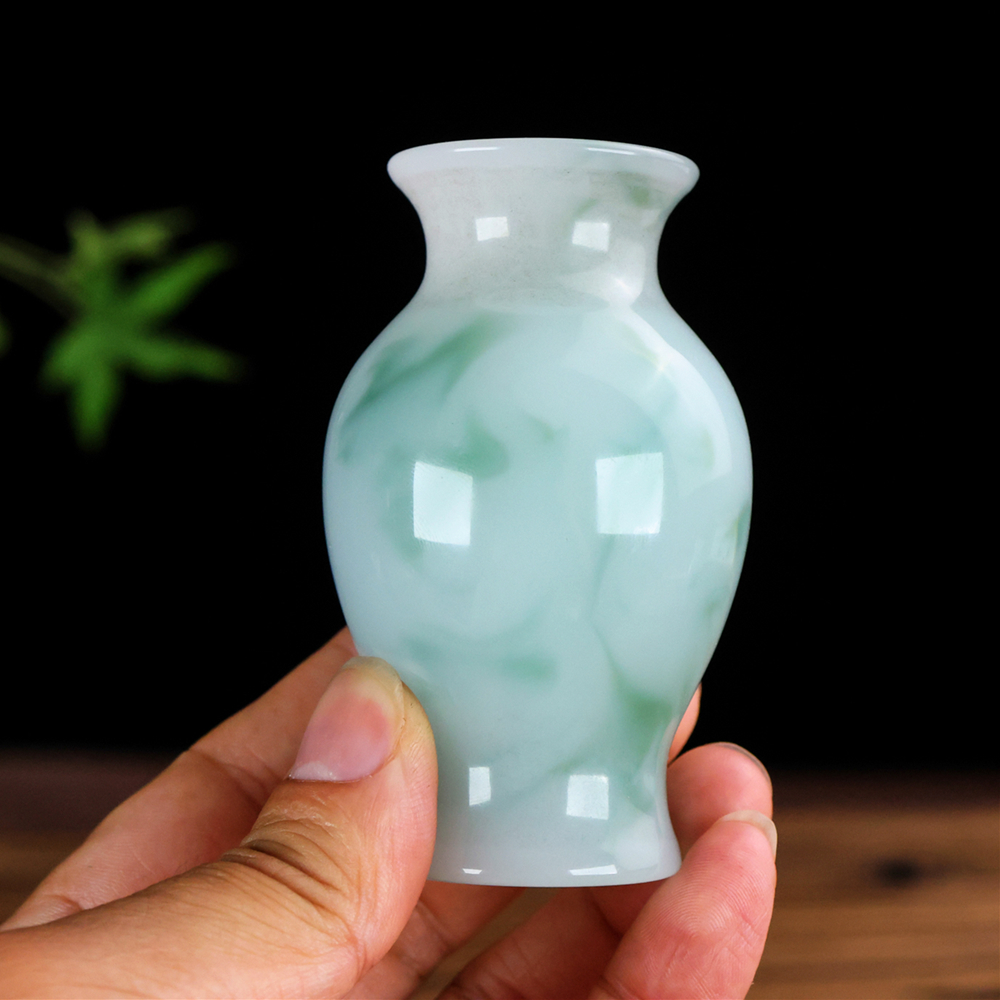 和田玉翠青花瓶手把件小摆件