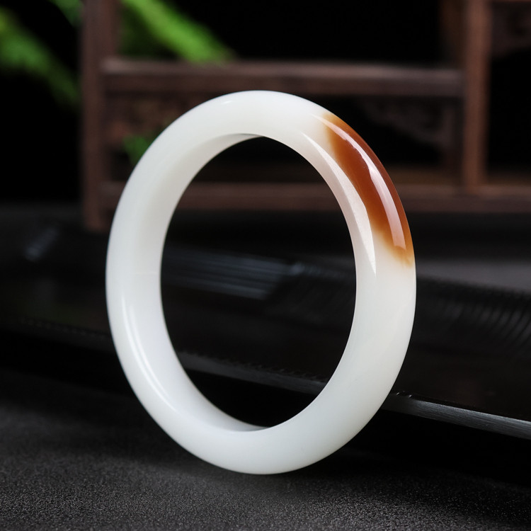 和田玉糖玉女款手镯天然玉石新疆且末糖料女士玉镯子俏色平安镯