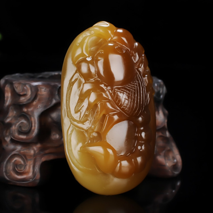 天然新疆和田玉糖料玉蝎子吊坠独霸天下玉石项链挂件原石精雕五毒