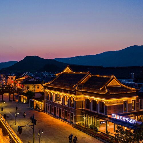 地理位置优越，毗邻溪口名镇； 休闲度假赏，青山秀水，体验剡溪民国风情； 画空间油画展览（溪口当地景色）； 挥毫阁抄经/书法体验（住店期间）；