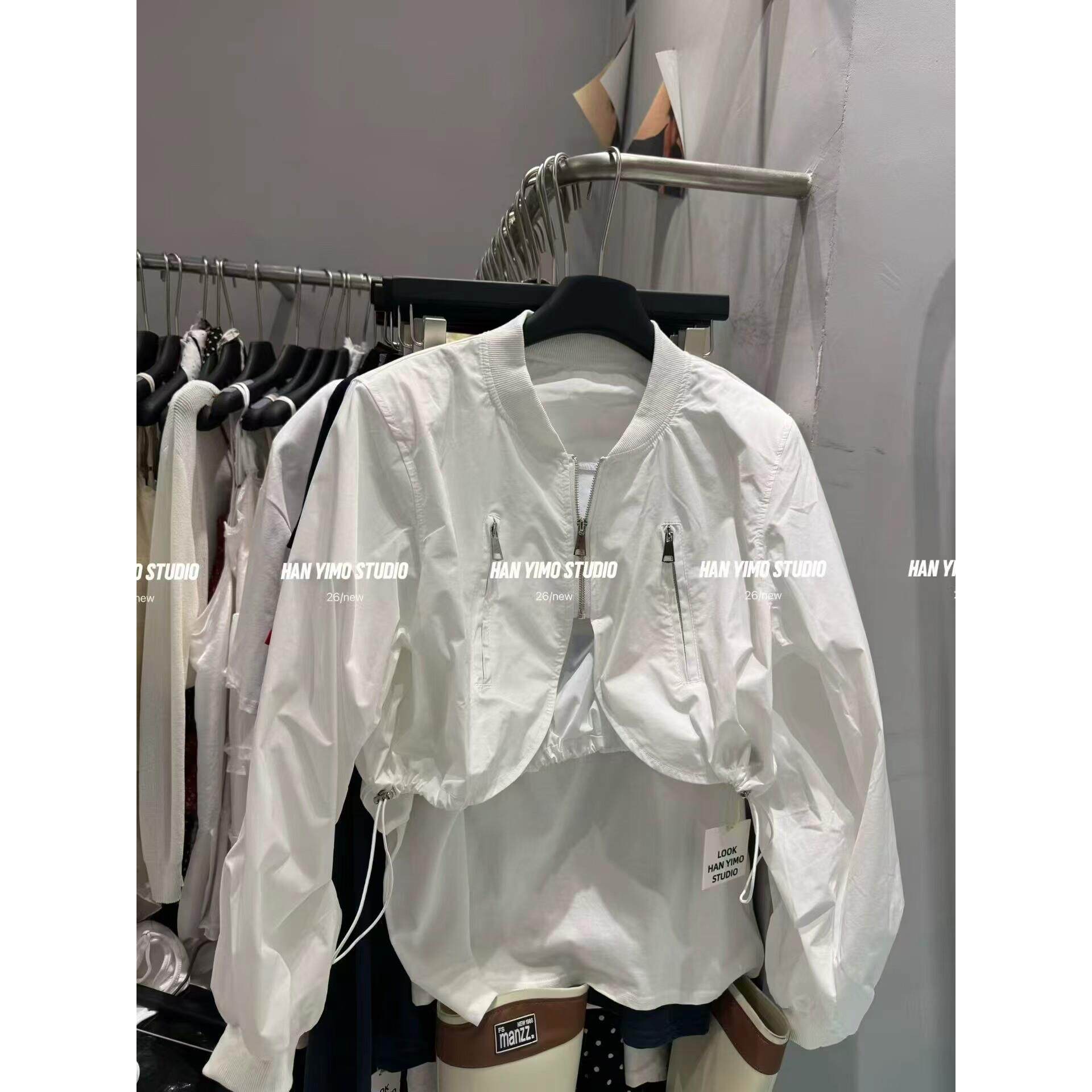 时尚洋气百搭机能风短款夹克女2026春季拉链装饰收腰外套白色薄款