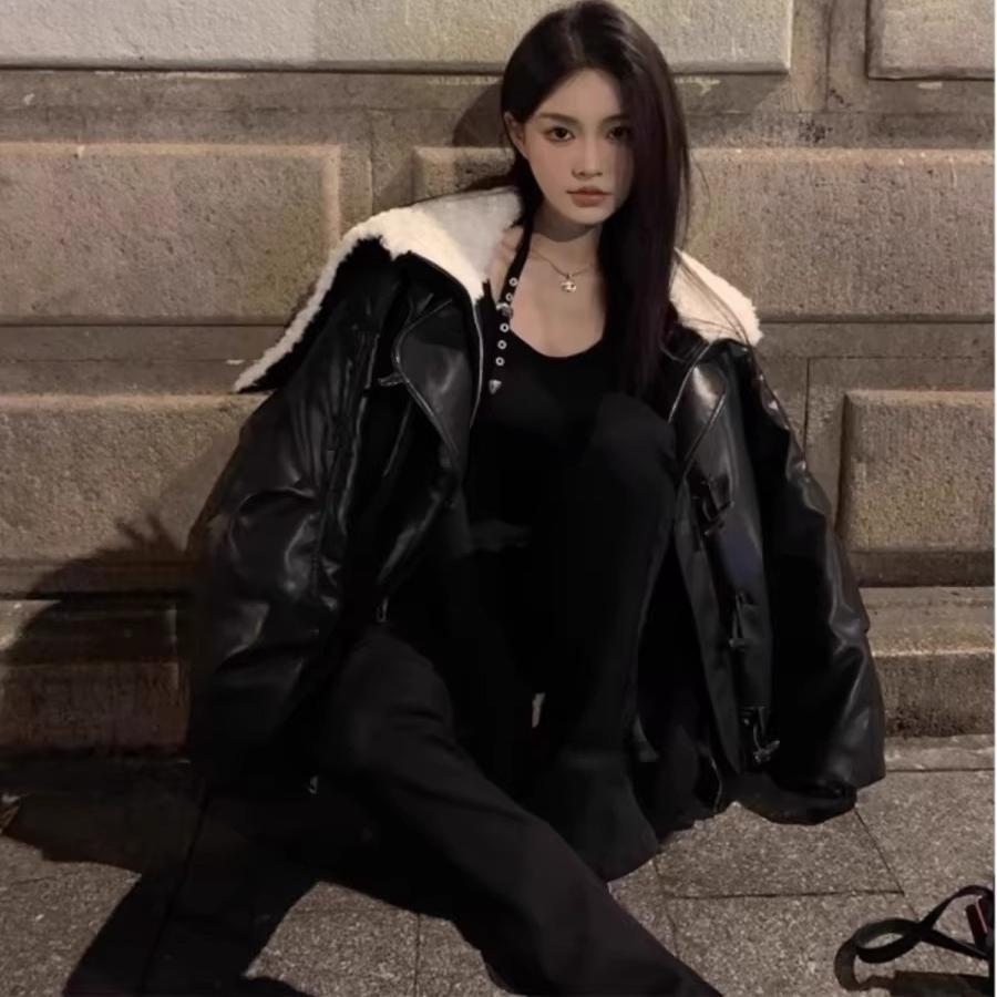 冬季黑色羽绒服女款2024年新款高端pu皮羊羔毛大翻领外套保暖防风
