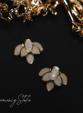 「浮光花影」法式复古温柔小众设计白色花瓣树叶滴油耳钉耳饰女