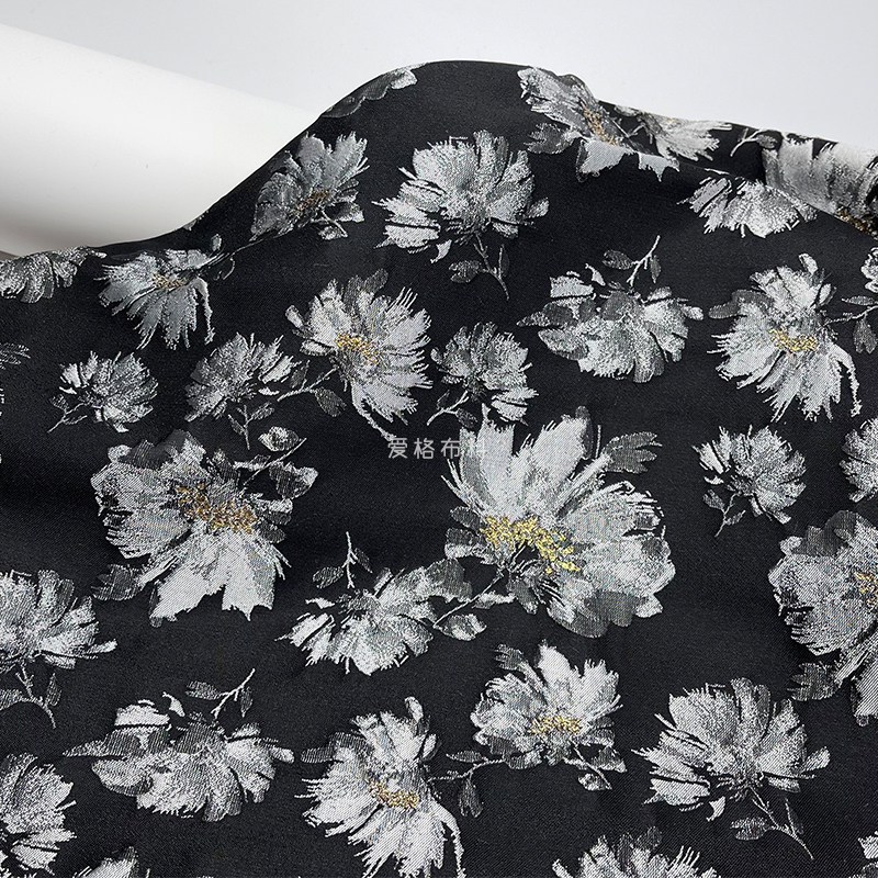 珠光廓形 黑底银色立体浮雕花朵提花面料蓬蓬裙礼服外套服装布料