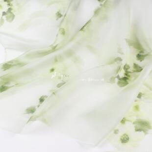柔软飘逸 绿色不规则朦胧花朵印花珠光欧根纱面料衬衫连衣裙布料