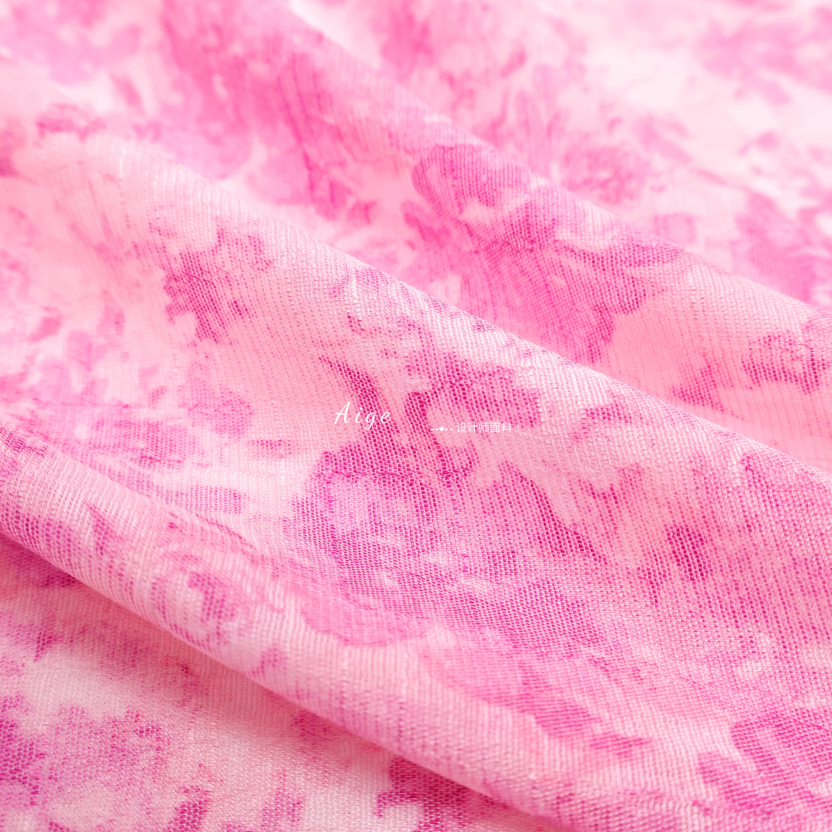 柔软垂感微透 粉色晕染花朵印花竹节肌理亚麻涤麻布料连衣裙面料