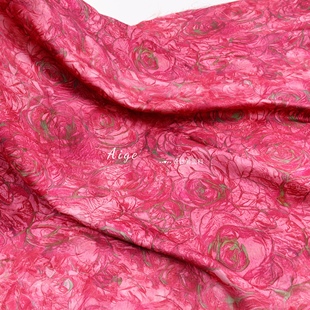 垂感亲肤 暗纹提花面料旗袍连衣裙布料 玫红色油画玫瑰花朵印花