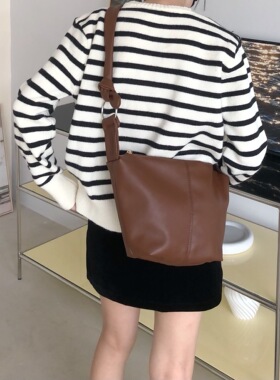 PP自制/秋冬新款软皮肩带打结饺子包大容量斜挎包女