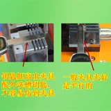 Высокая вертикальная электронная клавиша машины блондинка.