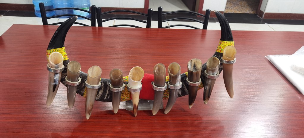 少数民族风 水牛角架 牛角摆件 牛角酒杯 彝族婚礼喝酒用牛角酒杯