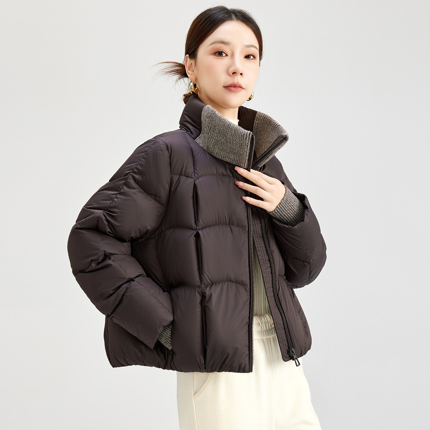 冬季新款白鸭绒女装简约纯色高级防寒感短款立领面包服羽绒服
