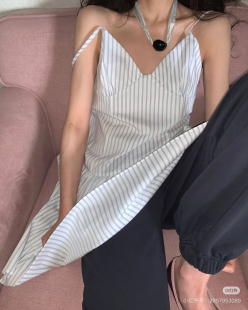 蓝白条纹休闲气质V领褶皱吊带连衣裙女潮 韩版 十三行2026春季 新款