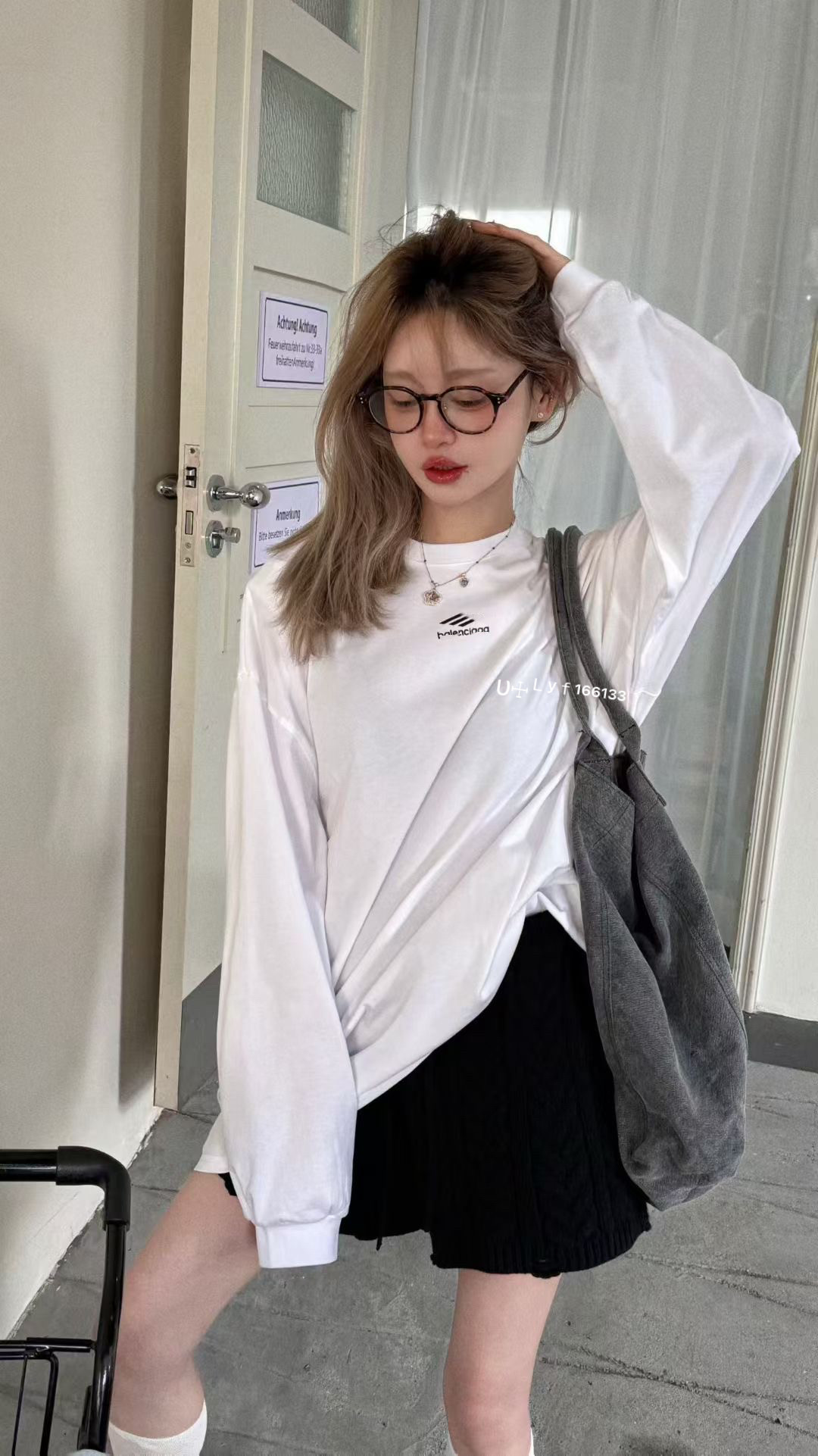 十三行2026春季新款垫肩字母印花宽松简约大版黑色圆领长袖T恤女