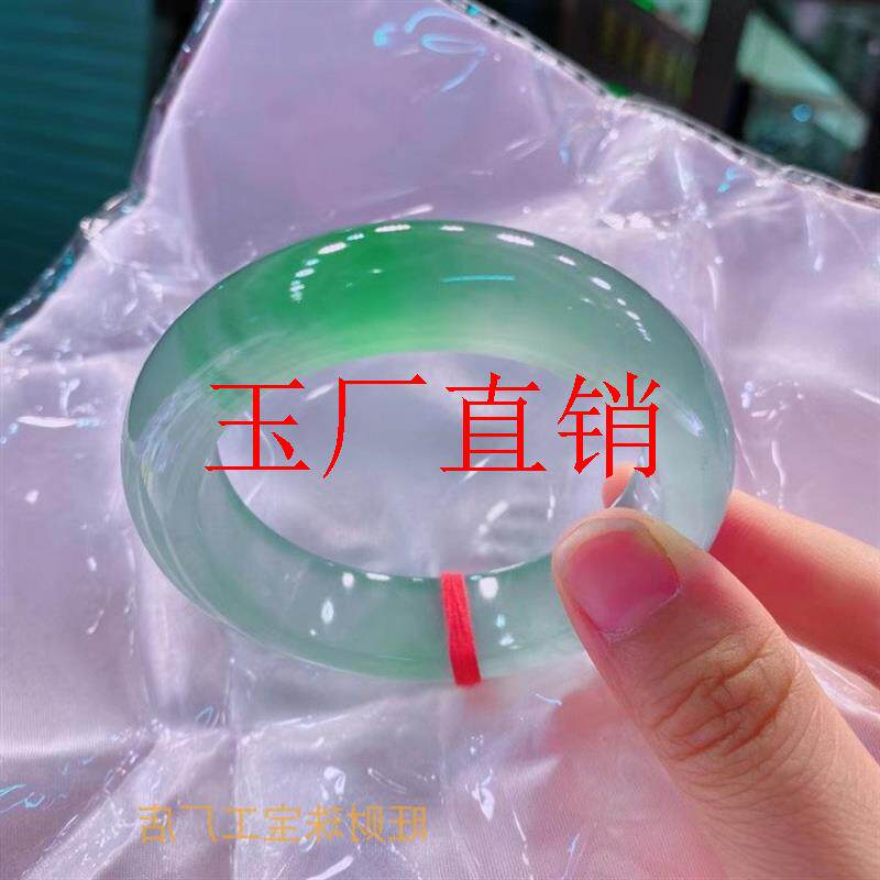 缅甸冰种翡翠色手镯飘绿花正圈椭圆形玉饰白底飘绿女士款自带处理