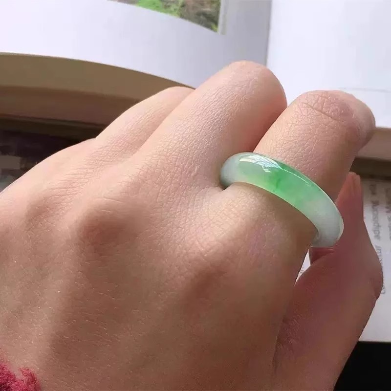 精品老坑翡翠色白底飘绿花戒指冰