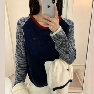 爱心刺绣拼色袖子条纹蜜熊绒圆领毛衣女秋冬宽松减龄针织衫上衣