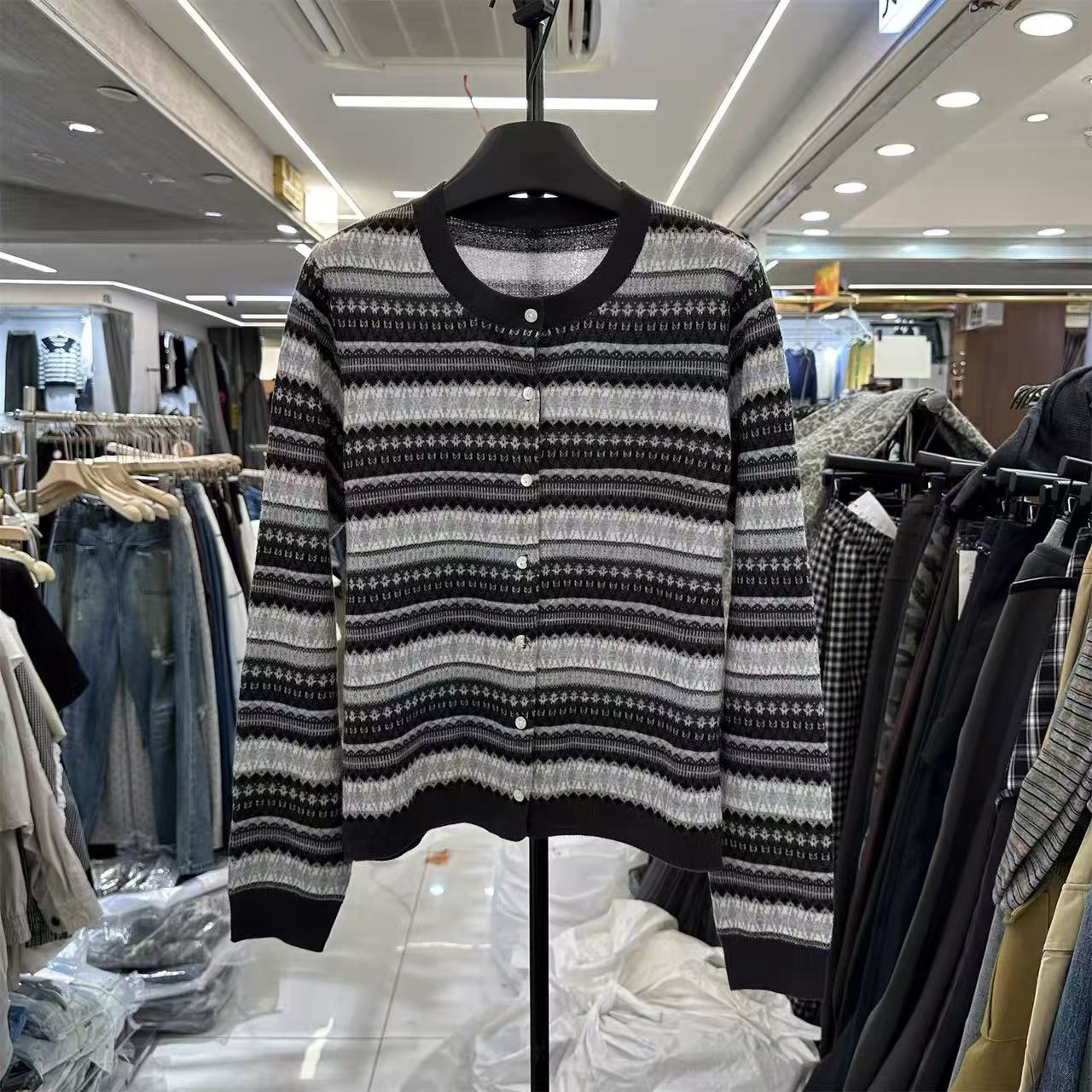 2025早秋新款韩版时尚条纹圆领软糯针织开衫女宽松百搭毛衣外套