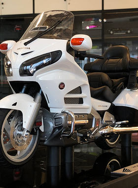 沙沙汽车模型MOTORHELIX MH1:6本田金翼GL1800摩托车收藏摆件