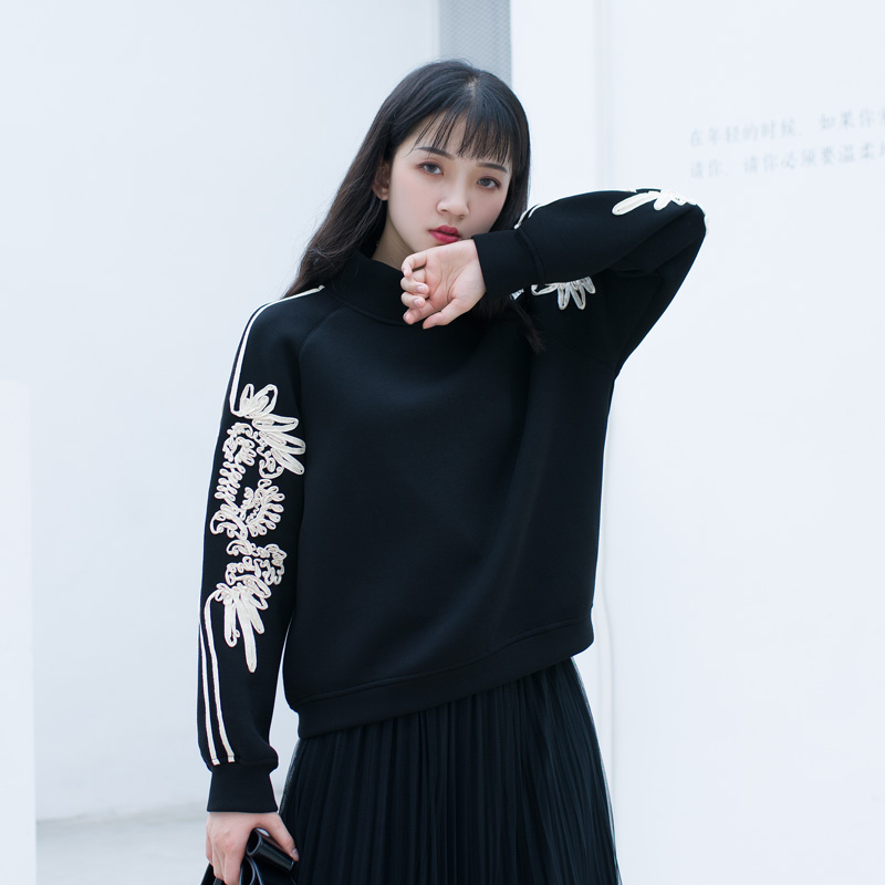 欧洲站太空棉半高领绣花套头卫衣