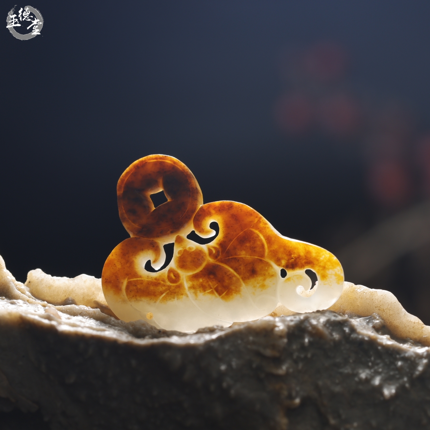 和田玉玉挂件蝙蝠籽料红皮苏工玉