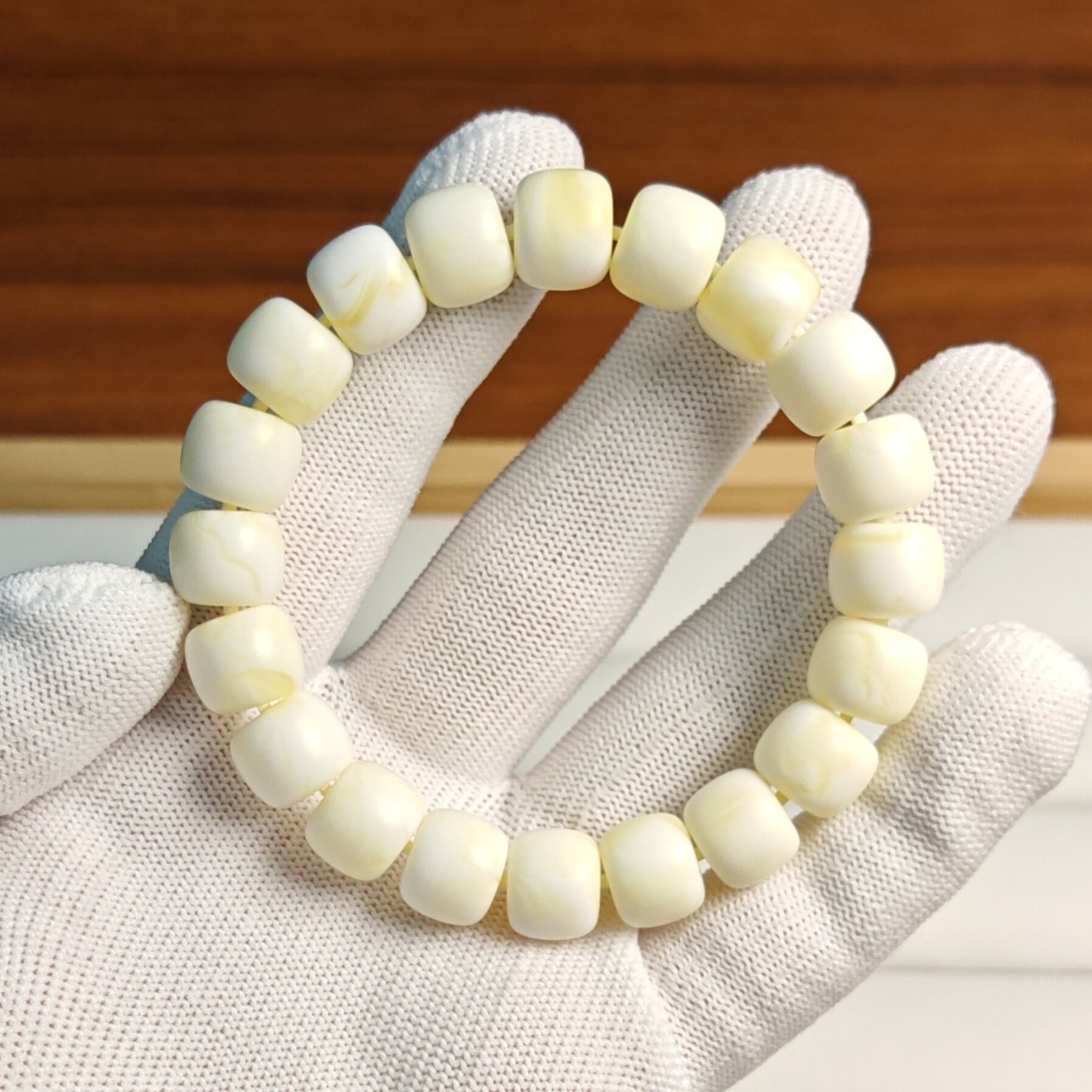 天然二代琥珀蜜蜡磨砂面骨瓷白妖孽飘花老型珠手串手链单圈