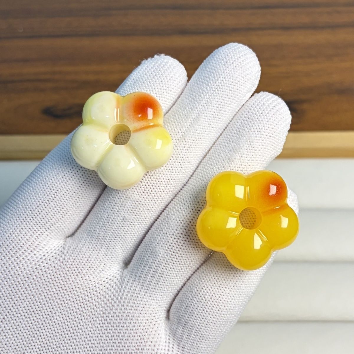 热销爆款非天然琥珀蜜蜡双俏色小花散珠DIY文玩配饰套装