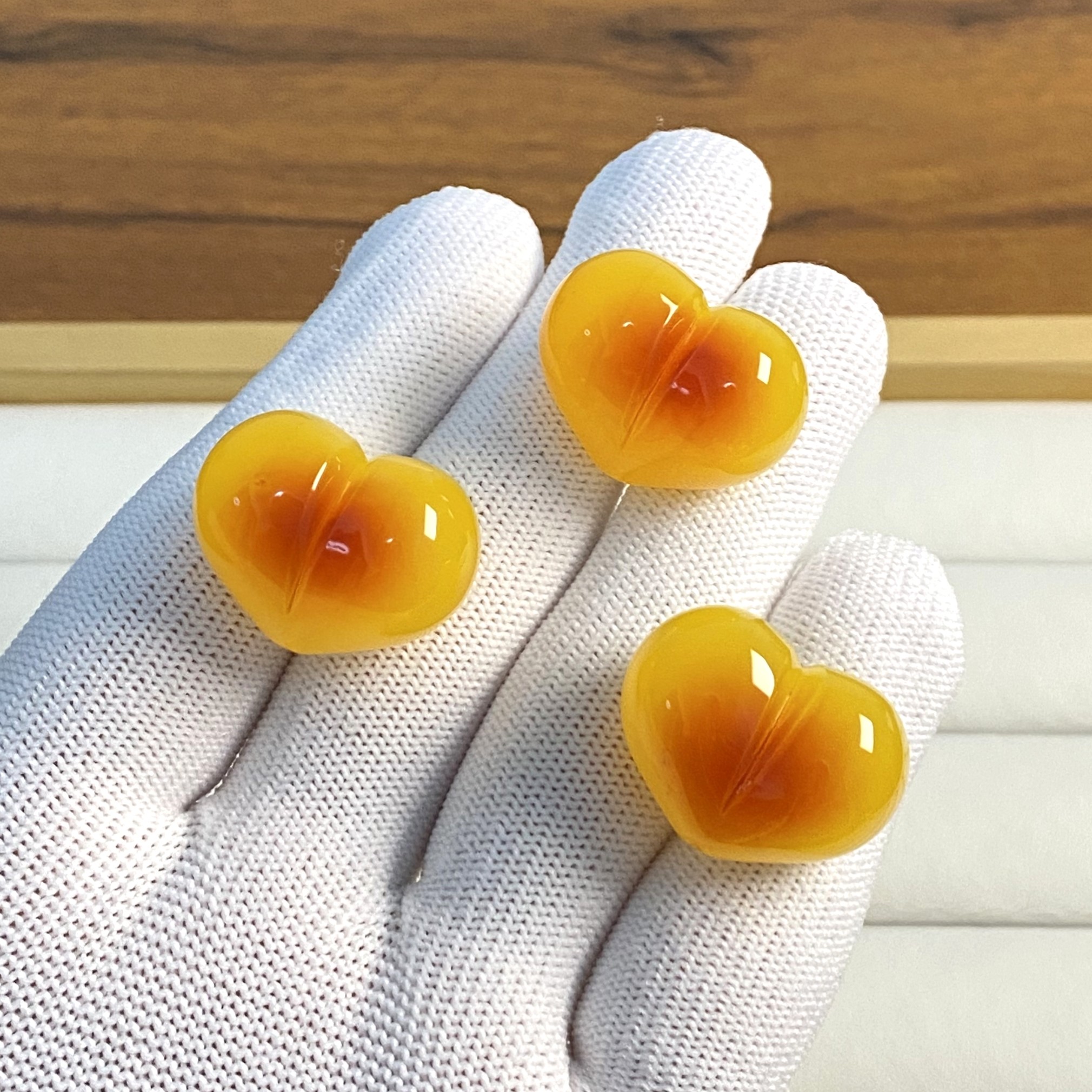 天然二代琥珀蜜蜡雕刻俏色天地孔屁桃散珠