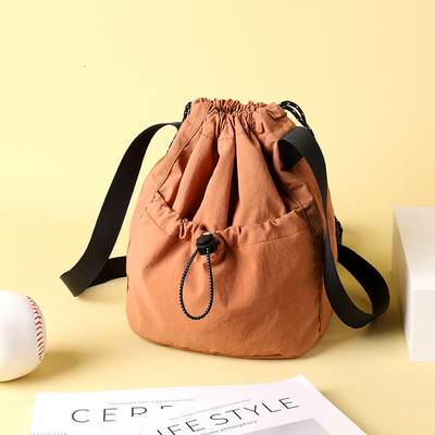 褶皱抽绳斜挎包女2024新款