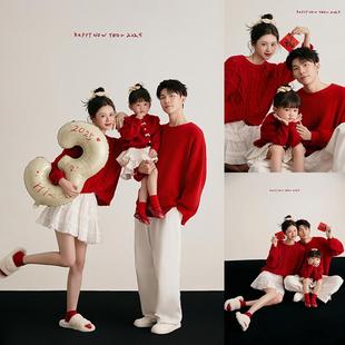 2026影楼新年家庭纪实主题一家三口亲子装全家福红色毛衣摄影服装