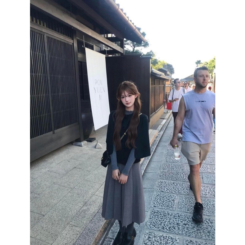 法式温柔风复古斗篷套装黑色呢子斗篷披肩外套打底衣+百褶中长裙