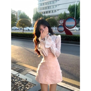 秋季 设计感甜美蕾丝拼接千金风荷叶边白色衬衣收腰粉色背带裙套装