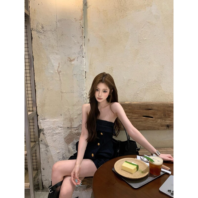 甜酷复古小众穿搭抹胸双排扣显瘦辣妹上衣搭配工装直筒短裤两件套图片