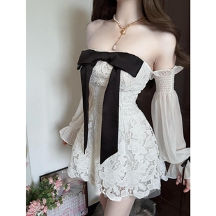 纯欲风辣妹蕾丝连衣裙设计感一字肩抹胸蝴蝶结甜美收腰显瘦短裙子
