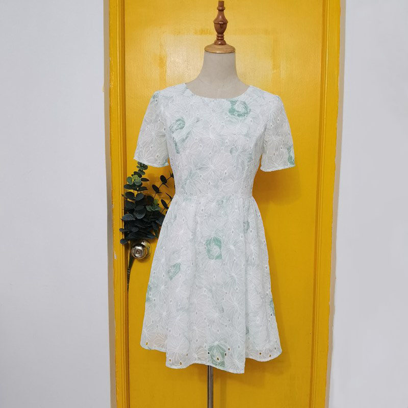 连衣裙女中裙2026夏季女装新款圆领短袖刺绣裙子a型显瘦修身收腰