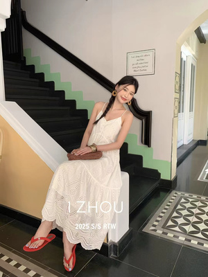 上新【IZHOU】2025夏季设计师款 剪花刺绣吊带连衣裙