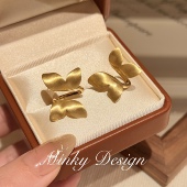 「拉丝蝴蝶」金色蝴蝶耳钉简约高级耳饰蚊香盘耳夹秋冬无耳洞耳环
