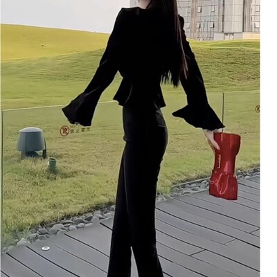 网红爆款女装2025年夏季新款设计感喇叭袖上衣搭配高腰开叉微喇裤