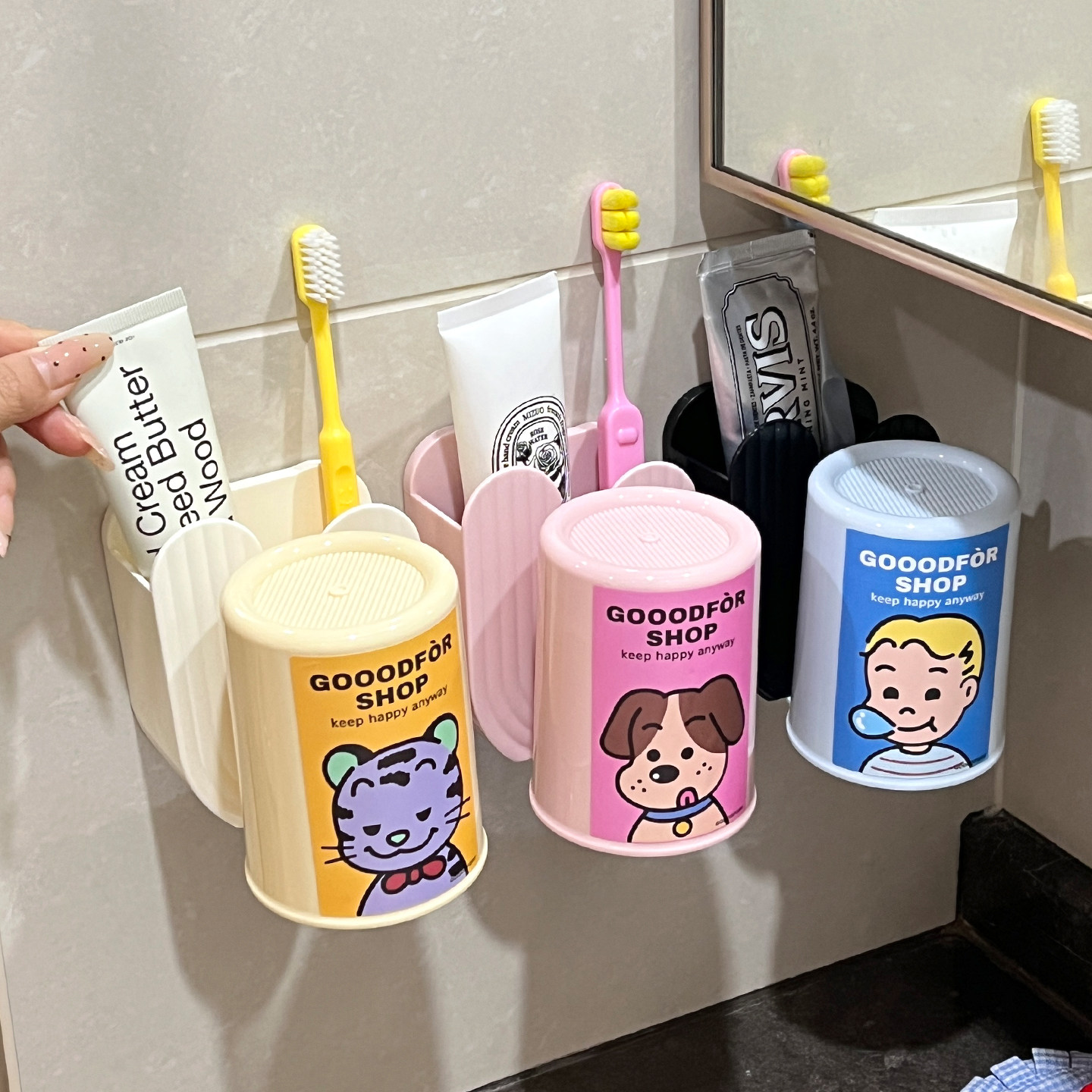 卡通可爱洗漱杯壁挂式免打孔一家三口情侣卫生间漱口杯牙具收纳架