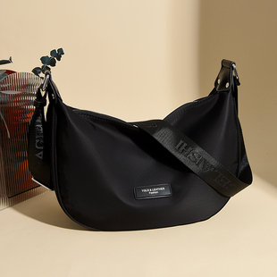 休闲新款夏季女包外贸斜挎防水牛津布单肩包女式饺子百搭时尚简约