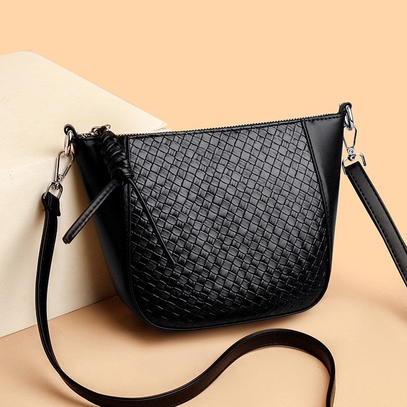 编制包包女式2026新款斜挎包夏季单肩包高级感轻便饺子包真皮小包