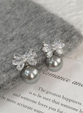 灰色珍珠耳钉轻奢高级感气质大气绝美法式复古清冷感蝴蝶结新款