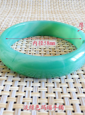 淡绿色天然一字象形纹理玛瑙手镯