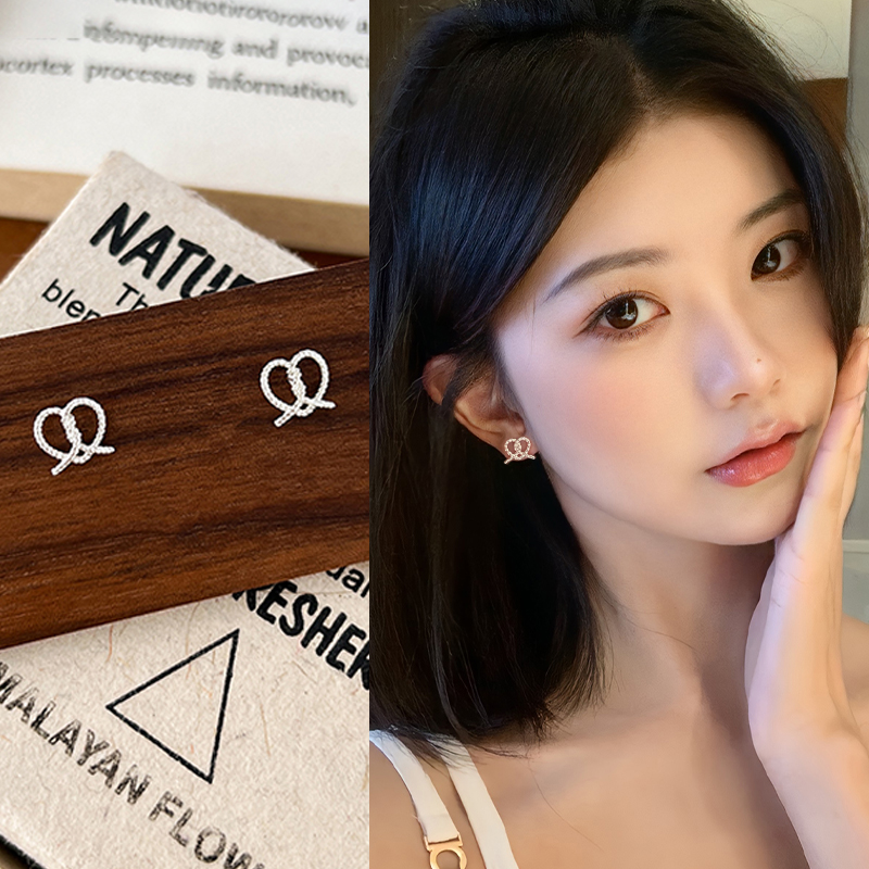 银色简约爱心耳环小巧精致