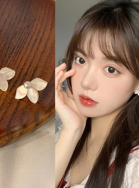 白色花朵耳钉女小众独特设计感高级耳环2025年新款潮小巧精致耳饰