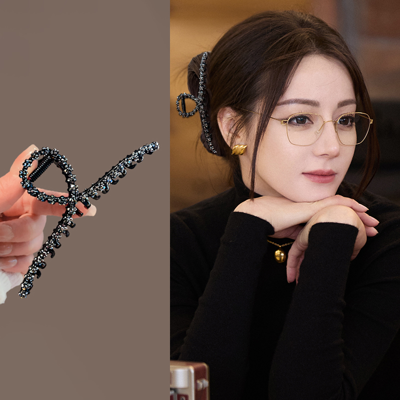 黑色气质抓夹女高级感