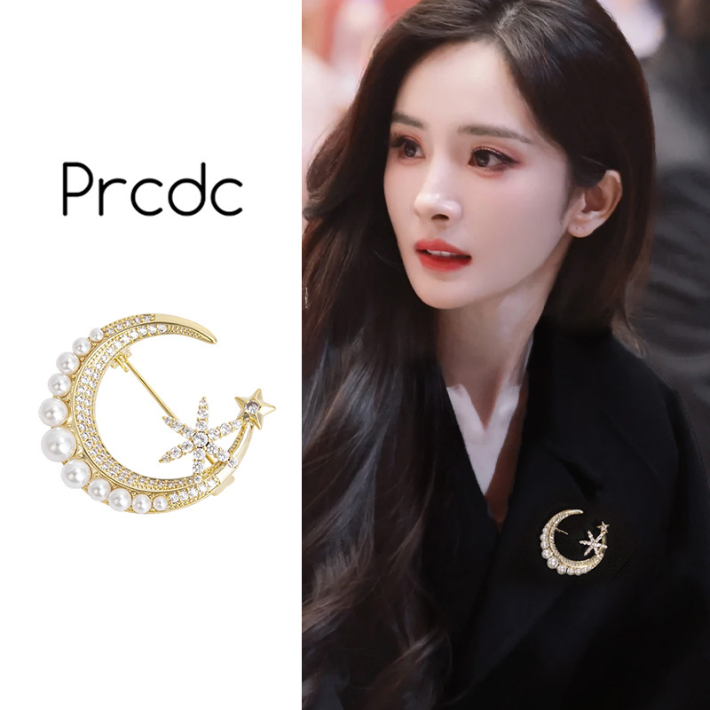 珍珠款月亮胸针配大衣