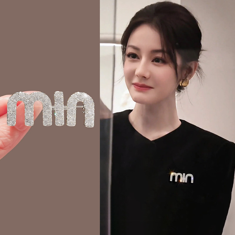 银色字母胸针女款轻奢