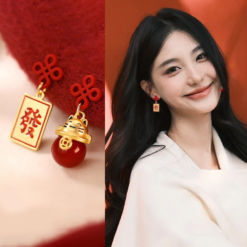 红色不对称招财猫耳钉新年喜庆小众设计感耳环耳坠巨好看过年耳饰,饰品/流行首饰/时尚饰品新,耳钉,淘宝优惠券,粉丝福利购,淘宝优惠卷