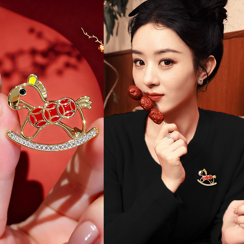 红色铜钱小马胸针女2026新款马年饰品轻奢高级感胸花新年大衣配饰,饰品/流行首饰/时尚饰品新,胸针,淘宝优惠券,粉丝福利购,淘宝优惠卷