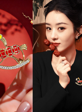 红色铜钱小马胸针女2026新款马年饰品轻奢高级感胸花新年大衣配饰
